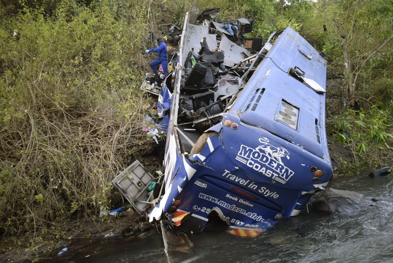 Kenia: Sube a 30 el número de muertos por choque de autobús