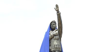 americateve | En esta fotograf&iacute;a difundida por la estatal Agencia Boliviana de Informaci&oacute;n, el presidente boliviano Evo Morales, segundo desde la izquierda, descubre una estatua del fallecido presidente de Venezuela Hugo Ch&aacute;vez en Riberalta, en la