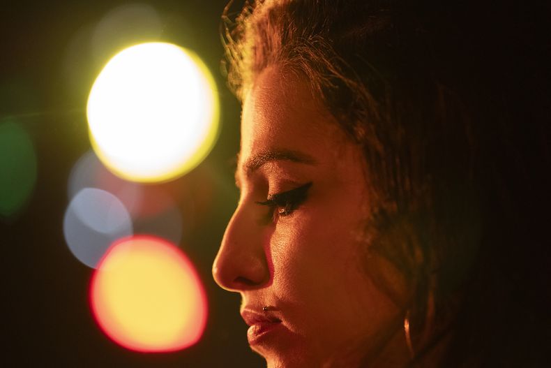 En esta imagen proporcionara por Focus Features, Marisa Abela como Amy Winehouse en una escena de Back to Black. (Focus Features vía AP)