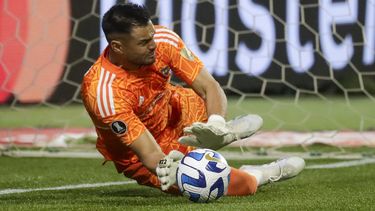 El portero argentino Sergio Romero de Boca Juniors para el penal del brasileño Gustavo Gómez de Palmeiras en la semifinal de la Copa Libertadores, el jueves 5 de agosto de 2023, en Sao Paulo. (AP Foto/Bruna Prado)