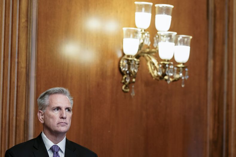 El presidente de la Cámara de Representantes, Kevin McCarthy, republicano de California, escucha durante una rueda de prensa sobre los esfuerzos para aprobar los proyectos de ley de asignaciones y evitar un inminente cierre del gobierno, en el Capitolio en Washington, el viernes 29 de septiembre de 2023. (AP Foto/Mariam Zuhaib)