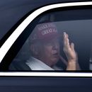 El presidente Donald Trump saluda desde su vehículo a su llegada al Trump International Golf Club, el lunes 17 de febrero de 2025, en West Palm Beach, Florida. (AP foto/Ben Curtis)