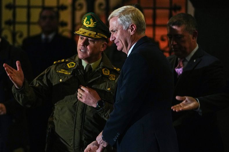 El presidente chileno José Antonio Kast se reúne con agentes de policía tras anunciar una nueva agenda de seguridad y un endurecimiento de las leyes migratorias en la Plaza de Armas de Santiago, Chile, el jueves 6 de agosto de 2026. (AP Foto/Esteban Félix)