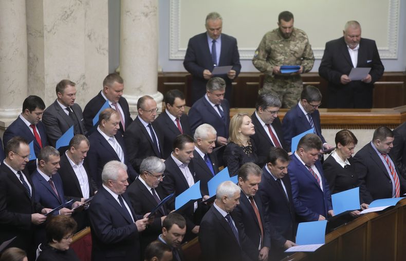 Diputados del regi&eacute;n elegido parlamento de Ucrania, prestan juramento en la ceremonia de apertura de la legislatura en Kiev, Ucrania, el 27 de noviembre de 2014. (Foto AP/Efrem Lukatsky)
