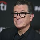ARCHIVO - Stephen Colbert llega a una proyección de The Late Show with Stephen Colbert, durante PaleyFest, el 21 de abril de 2024, en el Dolby Theatre de Los Ángeles. (Foto Richard Shotwell/Invision/AP, archivo)