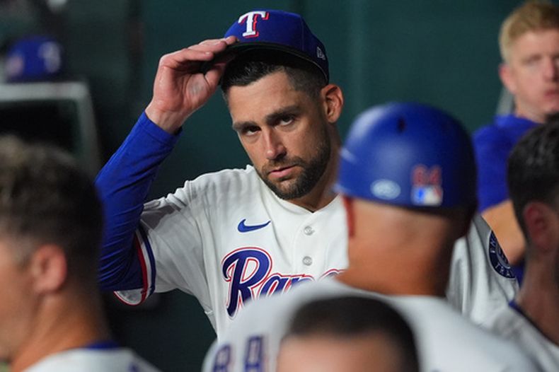 Nathan Eovaldi, abridor de los Rangers de Texas, se quita la gorra tras lanzar en el séptimo inning del juego del sábado 25 de julio de 2026 ante los Marineros de Seattle (AP Foto/LM Otero)