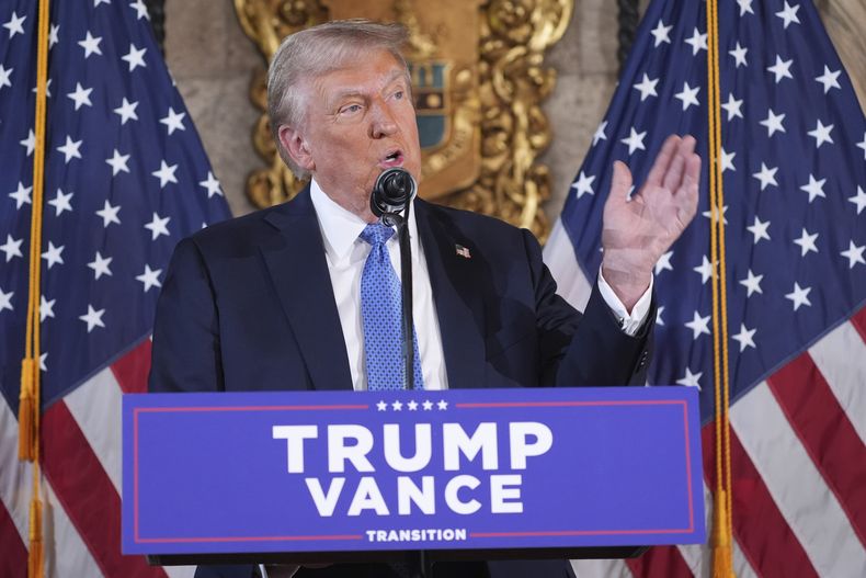 El presidente electo Donald Trump habla durante una conferencia de prensa en Mar-a-Lago, el lunes 16 de diciembre de 2024, en Palm Beach, Florida. (AP foto/Evan Vucci)