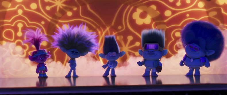 Esta imagen proporcionada por DreamWorks Animation muestra a los personaje Queen Poppy con la voz de Anna Kendrick, de izquierda a derecha, Clay con la voz de Kid Cudi, Branch con la voz de Justin Timberlake, John Dory con la voz de Eric André y Spruce con la voz de Daveed Diggs en una escena de la película animada Trolls Band Together. (DreamWorks Animation vía AP)
