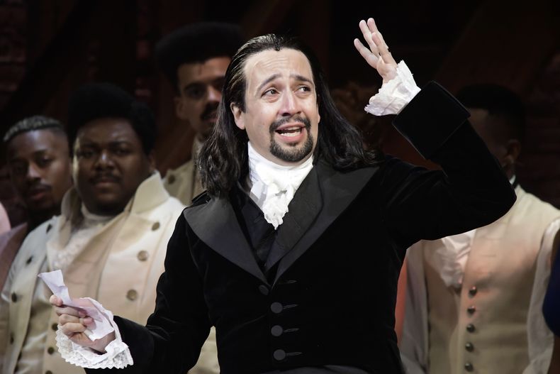 Lin-Manuel Miranda, compositor y creador del premiado musical de Broadway, Hamilton, ofrece un mensaje de gratitud tras recibir una ovación de pie al final del estreno de la obra celebrada en el Centro de Bellas Artes de Santurce, en San Juan, Puerto Rico, el 11 de enero de 2019. (Foto AP/Carlos Giusti, archivo)