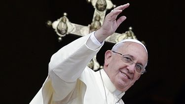 americateve | En imagen del 25 de diciembre el papa Francisco env&iacute;a su mensaje "Urbi et Orbi" ("a la ciudad y al mundo") desde el balc&oacute;n central de la bas&iacute;lica de San Pedro. Francisco se reuni&oacute; a almorzar con su antecesor