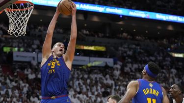 El serbio Nikola Jokic, pívot de los Nuggets de Denver, captura un rebote en el tercer partido de las Finales de la NBA, el miércoles 7 de junio de 2023, ante el Heat de Miami (AP Foto/Wilfredo Lee)
