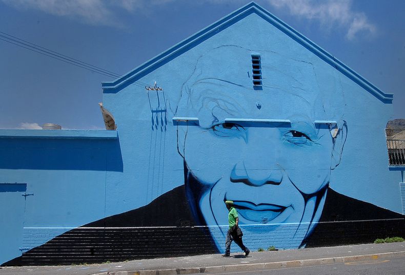 Esta fotograf&iacute;a muestra un mural del ex presidente Nelson Mandela en Ciudad del Cabo, Sud&aacute;frica, el martes 18 de noviembre del 2013. (Foto AP/Masixole Feni)