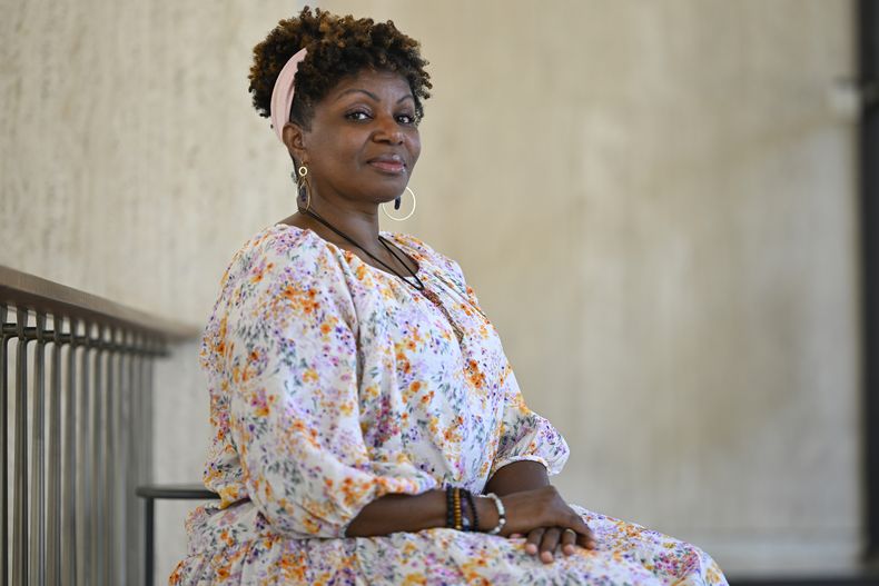 Prechelle Crudup Shannon, nieta del fallecido músico de blues Arthur Crudup, posa para un retrato el miércoles 26 de junio de 2024 en Washington. Crudup escribió Thats All Right, el primer sencillo de Elvis Presley, y se le atribuye el mérito de ser uno de los primeros creadores del rock n roll. Crudup murió en 1974. (Foto AP/John McDonnell)