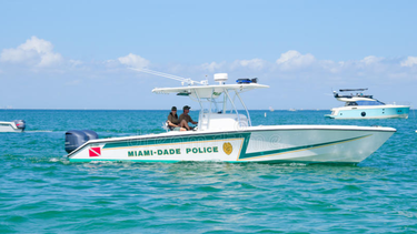 hallan cuerpo de mujer flotando en la bahia de biscayne