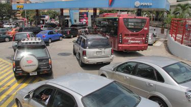 americateve | Mientras en unas gasolineras de Caracas los conductores hacen largas colas para llenar los tanques, en otras los encargados de las estaciones de servicio, están sentados esperando que les llegue la gasolina para empezar a despachar