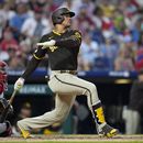 El dominicano Juan Soto, de los Padres de San Diego, batea un jonrón de dos carreras ante los Filis de Filadelfia, el viernes 14 de julio de 2023 (AP Foto/Matt Slocum)