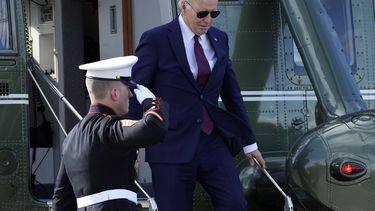El presidente de EEUU Joe Biden llega en helicóptero a un evento de recaudación de fondos de campaña en San Francisco, el miércoles 21 de febrero de 2024. (AP Foto/Manuel Balce Ceneta)