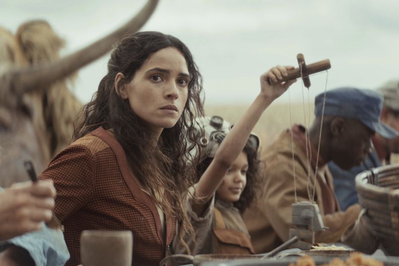 Esta imagen publicada por Disney+ muestra a Adria Arjona, como Bix Caleen, en una escena de Andor. (Lucasfilm Ltd./Disney+ via AP)