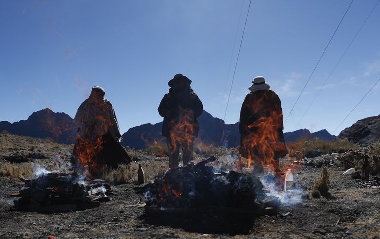 Rituales a la Pachamama engalanan agosto en Bolivia