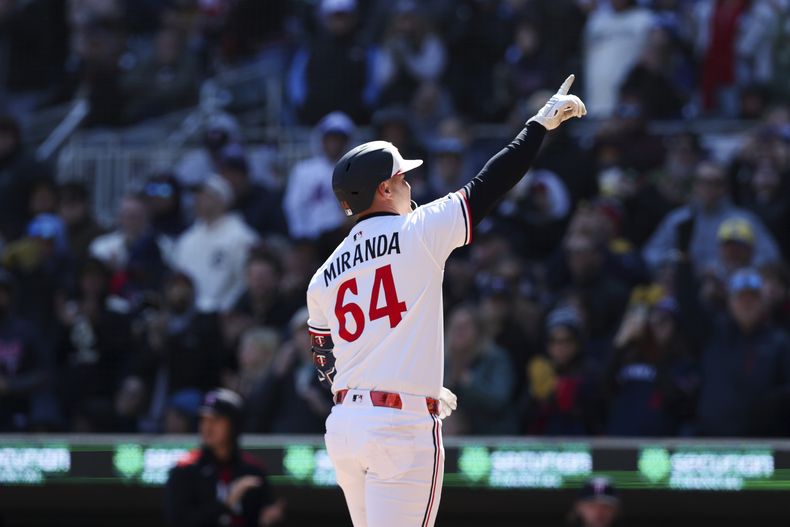 El puertorriqueño de los Mellizos de Minnesota José Miranda reacciona a su jonrón en la cuarta entrada ante los Astros de Houston el sábado 5 de abril del 2025. (AP Foto/Stacy Bengs)
