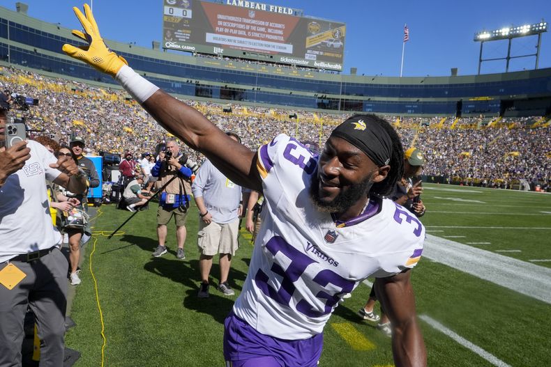 El running back de los Vikings de Minnesota, Aaron Jones (33) saluda a los fanáticos antes del juego de la NFL ante los Packers de Green Bay, el domingo 29 de septiembre de 2024, en Green Bay, Wisconsin. (AP Foto/Morry Gash)