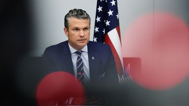 El secretario de Defensa de Estados Unidos, Pete Hegseth, habla en una reunión del Grupo de Contacto para la Defensa de Ucrania en la sede de la OTAN, en Bruselas, el miércoles 15 de octubre de 2025. (AP Foto/Omar Havana)