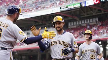 Blake Perkins (centro), de los Cerveceros de Milwaukee, festeja con Owen Miller, luego de batear un grand slam ante los Rojos de Cincinnati, el sábado 3 de junio de 2023 (AP Foto/Jeff Dean)