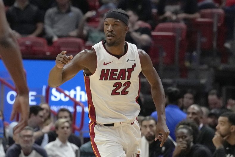 Jimmy Butler, alero del Heat de Miami, festeja tras anotar en el duelo del miércoles 31 de enero de 2024, ante los Kings de Sacramento (AP Foto/Marta Lavandier)