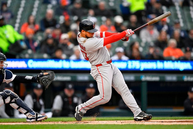 El venezolano Willson Contreras de los Medias Rojas de Boston batea en la primera entrada del juego ante los Tigres de Detroit el martes 5 de mayo del 2026. (AP Foto/Jose Juarez)
