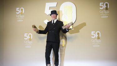 Jacques Audiard posa con los tres premios César por Emilia Pérez, en la 50ta edición de los premios del cine francés, en París, el 1 de marzo de 2025. (AP Foto/Thomas Padilla)