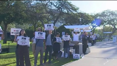 estudiantes y profesores protestan en fiu contra acuerdo con inmigracion