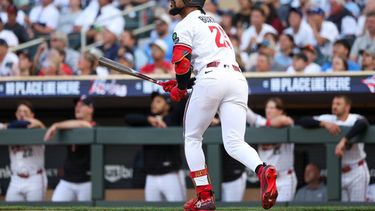 Byron Buxton, de los Mellizos de Minnesota, observa la trayectoria de su jonrón solitario contra los Dodgers de Los Ángeles durante la primera entrada de un partido de béisbol, el lunes 22 de junio de 2026, en Mineápolis. (Foto AP/Matt Krohn)