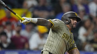 El venezolano David Peralta, de los Padres de San Diego, batea en el juego ante los Rockies de Colorado, el sábado 17 de agosto de 2024 (AP Foto/David Zalubowski)