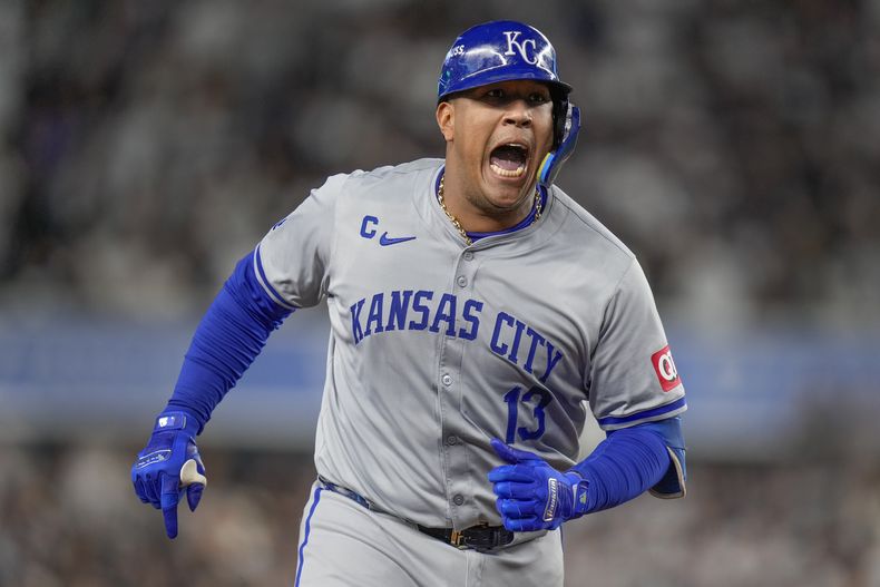 Salvador Pérez de los Reales de Kansas City tras batear un jonrón ante los Yankees de Nueva York en el segundo juego de la serie divisional de la Liga Americana, el lunes 7 de octubre de 2024. (AP Foto/Seth Wenig)