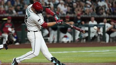 Nolan Arenado, de los Diamondbacks de Arizona, conecta un doblete productor de dos carreras contra los Cardenales de San Luis durante la tercera entrada de un partido de béisbol, el sábado 18 de julio de 2026, en Phoenix. (Foto AP/Ross D. Franklin)