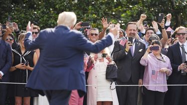 El presidente de Estados Unidos, Donald Trump, sale de la Casa Blanca, el viernes 11 de julio de 2025, en Washington. (AP Foto/Evan Vucci)