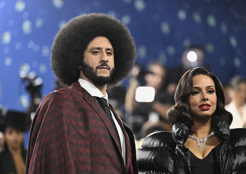 Colin Kaepernick, izquierda, y Nessa Diab asisten a la gala benéfica del Instituto del Vestido del Museo Metropolitano de Arte que celebra la inauguración de la exposición Superfine: Tailoring Black Style el lunes 5 de mayo de 2025, en Nueva York. (Foto Evan Agostini/Invision/AP)