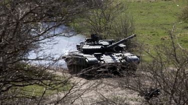 americateve | Un tanque hace maniobras cerca de una antigua base militar ucraniana en Perevalne, en las afueras de Simferopol, Crimea, el 27 de marzo de  2014. (Foto de AP/Pavel Golovkin)