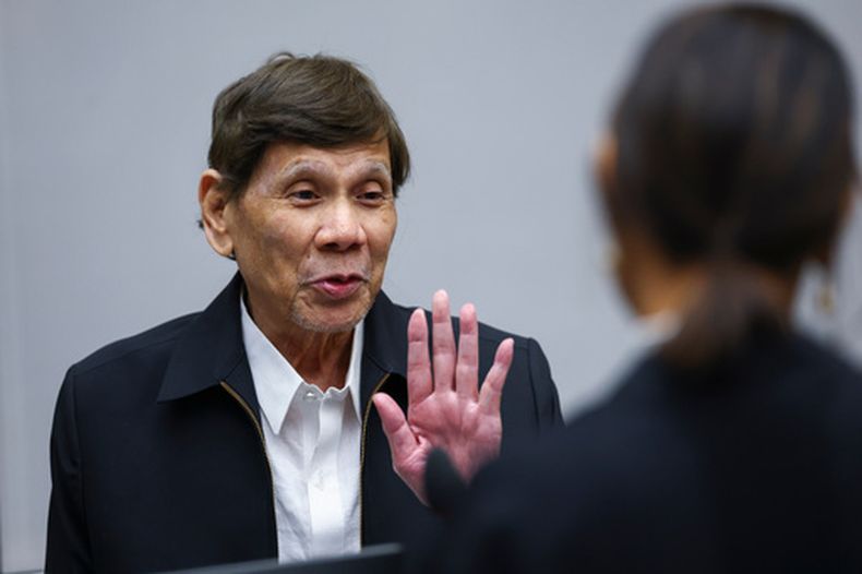 El expresidente filipino Rodrigo Duterte comparece ante la Corte Penal Internacional en La Haya, Países Bajos, el miércoles 16 de septiembre de 2026. (Piroschka van de Wouw/Pool Foto via AP)