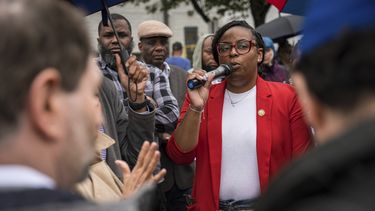 La representante federal LaMonica McIver exige la liberación del alcalde de Newark, Ras Baraka, después de que fue arrestado durante una protesta fuera de un centro de detención del Servicio de Control de Inmigración y Aduanas, el viernes 9 de mayo de 2025, en Newark, Nueva Jersey. (AP Foto/Angelina Katsanis)