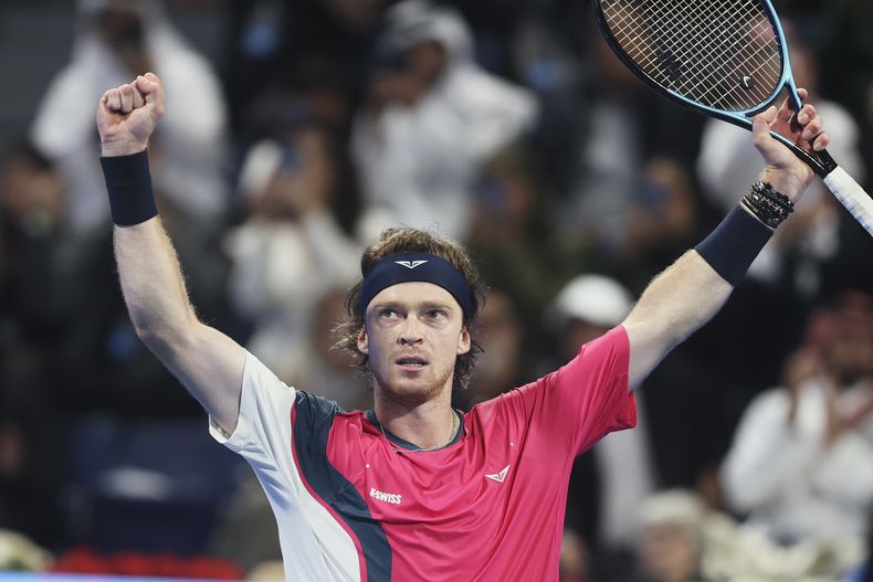 El ganador ruso Andrey Rublev celebra después del partido final del torneo de tenis Abierto de Qatar contra el británico Jack Draper en Doha, Qatar, el sábado 22 de febrero de 2025. (AP Foto/Hussein Sayed)