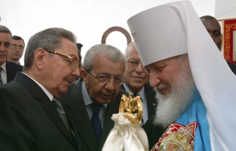 Raúl Castro saluda al Patriarca ruso Kirill, en Moscú.&nbsp;