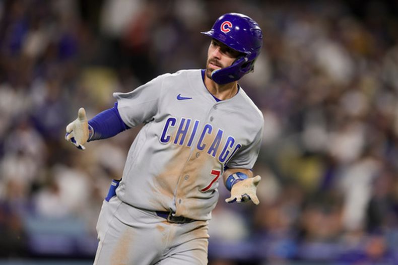 Dansby Swanson, de los Cachorros de Chicago, reacciona después de batear jonrón de dos carreras para llevarse por delante a Pete Crow-Armstrong durante la novena entrada del juego de béisbol de Grandes Ligas contra los Dodgers de Los Ángeles, el viernes 24 de abril de 2026, en Los Ángeles. (AP Foto/Ryan Sun)
