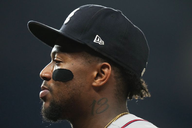 El venezolano Ronald Acuña Jr., de los Bravos de Atlanta, se marcha a la cueva durante el juego del jueves 21 de mayo de 2026 ante los Marlins de Miami (AP Foto/Lynne Sladky)