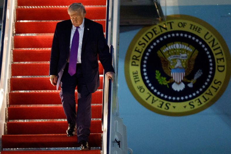 El presidente de Estados Unidos, Donald Trump, baja del Air Force One en el base de Andrews, Maryland, el miércoles 11 de marzo de 2026. (AP Foto/Luis M. Álvarez)