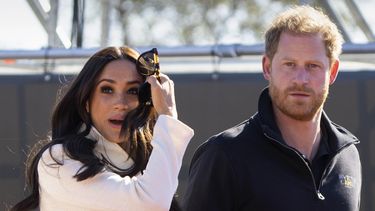 ARCHIVO - El príncipe Enrique y Meghan Markle, el duque y duquesa de Sussex, visitan el evento de atletismo en los Juegos Invictus en La Haya, Holanda, el domingo 17 de abril de 2022. Un portavoz del príncipe Enrique y su esposa Meghan dice que la pareja estuvo involucrada en una persecución de coches mientras eran seguidos por fotógrafos. La oficina de la pareja dijo que la pareja y la madre de Meghan fueron seguidas durante más de dos horas por vehículos después de salir de un evento benéfico en Nueva York el martes 16 de mayo de 2023. (Foto AP/Peter Dejong, archivo)
