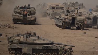 Soldados israelíes preparan tanques de guerra en una zona cercana a la frontera de Israel y Gaza, en el sur de Israel, el lunes 3 de junio de 2024. (AP Foto/Leo Correa)