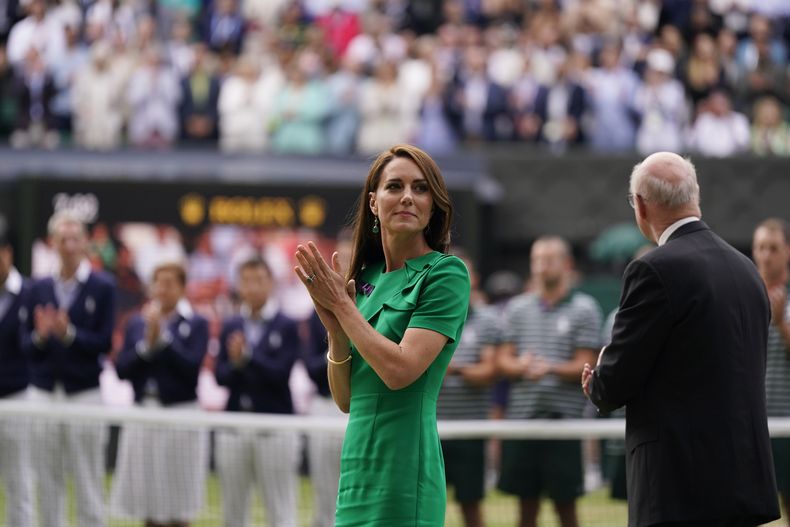 ARCHIVO - Catalina, princesa de Gales, observa luego de que el español Carlos Alcaraz superó al serbio Novak Djokovic en la final varonil del torneo de tenis de Wimbledon, en Londres, el domingo 16 de julio de 2023. (AP Foto/Alberto Pezzali, Archivo)