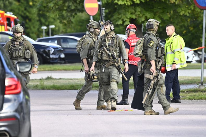 Policía y personal de emergencia realiza un despliegue frente a la escuela Brinellskolan luego de un ataque de un hombre armado con una espada en el centro educativo, en la ciudad de Fagersta, Suecia, el viernes 21 de agosto de 2026. (Fredrik Sandberg/Agencia de Noticias TT vía AP)
