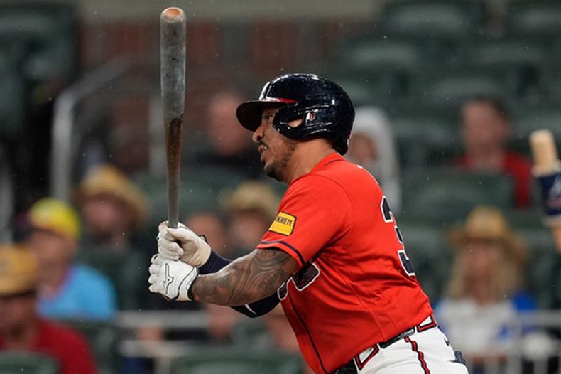 Chadwick Tromp, de los Bravos de Atlanta, batea un sencillo productor en el décimo inning del juego ante los Nacionales de Washington, el viernes 22 de mayo de 2026 (AP Foto/Mike Stewart)